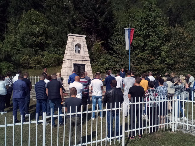 Служен парастос за 42 убијена српска цивила и војника на Папратној њиви