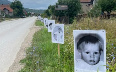 Fotografije ubijenih Srba postavljene pored puta koji vodi do Potočara